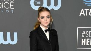 Foto: Cantiknya Artis Bergaya Maskulin di Red Carpet Critics Choice 2019