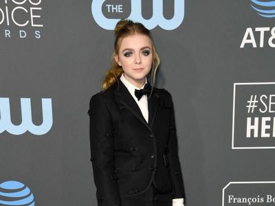 Foto: Cantiknya Artis Bergaya Maskulin di Red Carpet Critics Choice 2019
