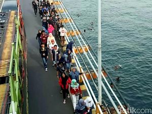 Anak-anak di Pelabuhan Ketapang Menantang Maut Berburu Uang Logam