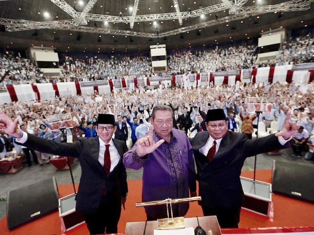 Viral Video SBY Dicueki, PD Tunjuk Hidung Pro-Jokowi Viral Video SBY Dicueki, PD Tunjuk Hidung Pro-Jokowi