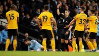 Bencana datang untuk Wolves di menit ke-19. Willy Boly diganjar kartu merah langsung setelah melakukan tekel keras ke Bernardo Silva. (Foto: Carl Recine/Reuters)