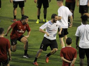 Ketika Higuain Tekel Gattuso Hingga Jatuh Terjengkang