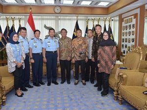 TNI AU Dukung CT ARSA Foundation Bantu Korban Bencana TNI AU Dukung CT ARSA Foundation Bantu Korban Bencana