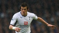 Pada 2009, Gareth Bale masih bermain untuk Tottenham Hotspur. Ketika itu, ia bahkan masih bermain di posisi wing back dengan nomor punggung 3. Kini, ia menjadi penyerang Real Madrid, usai dibeli dengan memecahkan rekor transfer pada 2013. Foto: Laurence Griffiths/Getty Images
