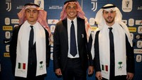 Tak cuma pemain Milan, para penggawa Juventus Paulo Dybala, Miralem Pjanic, dan mantan penyerang Juventus David Trezeguet juga mengenakan sorban. (Foto: Marco Rosi/Getty Images for Lega Serie A)