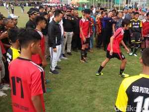 Sambangi Desa di Tasik, Menpora Jajal Lapangan Bertaraf Internasional