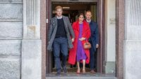 Foto: Mirip Putri Diana, Meghan Markle Memesona dengan Baju Merah-Ungu