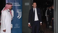 Sementara para pemain Juventus mendarat di Jeddah King Abdulaziz International Airport pada Senin (14/1/2019). Terlihat Massimiliano Allegri tersenyum setibanya di Jeddah. (Foto: Claudio Villa/Getty Images for Lega Serie A)