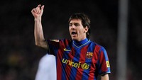 Sementara begini penampilan Lionel Messi 10 tahun lalu. Ketika itu, La Pulga sedang oke-okenya di bawah asuhan Pep Guardiola. Pada 2009, ia mengantar Barcelona meraih treble winners. (Foto: Jasper Juinen/Getty Images)