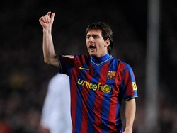 Sementara begini penampilan Lionel Messi 10 tahun lalu. Ketika itu, La Pulga sedang oke-okenya di bawah asuhan Pep Guardiola. Pada 2009, ia mengantar Barcelona meraih treble winners. (Foto: Jasper Juinen/Getty Images)