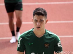 Penjaga gawang Borneo FC, Nadeo Argawinata, dipanggil Indra Sjafri untuk mengikuti pemusatan latihan. Nadeo menggantikan akan menggantikan Hilman Syah.