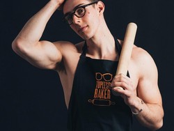 Kekar Menawan! Chef Ini Selalu Telanjang Dada Saat Masak