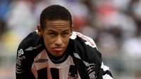 Neymar pada 2009 masih bermain untuk Santos. Ketika itu, Neymar yang masih berusia 17 tahun, sudah menjadi lirikan banyak klub raksasa. (Foto: MAURICIO LIMA / AFP)