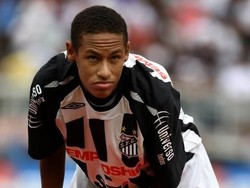 Neymar pada 2009 masih bermain untuk Santos. Ketika itu, Neymar yang masih berusia 17 tahun, sudah menjadi lirikan banyak klub raksasa. (Foto: MAURICIO LIMA / AFP)