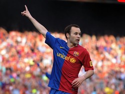 Andres Iniesta pada 10 tahun lalu bermain untuk Barcelona. Begini gayanya sang gelandang, yang ketika itu sedang dalam performa terbaiknya. (Foto: Denis Doyle/Getty Images)