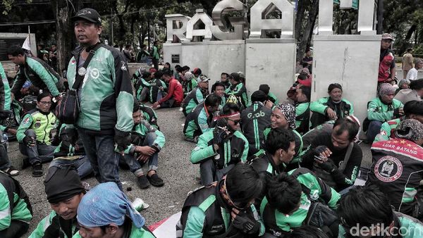 Driver Ojol Gelar Aksi Damai 151 di Depan Istana