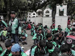 Driver Ojol Gelar Aksi Damai 151 di Depan Istana