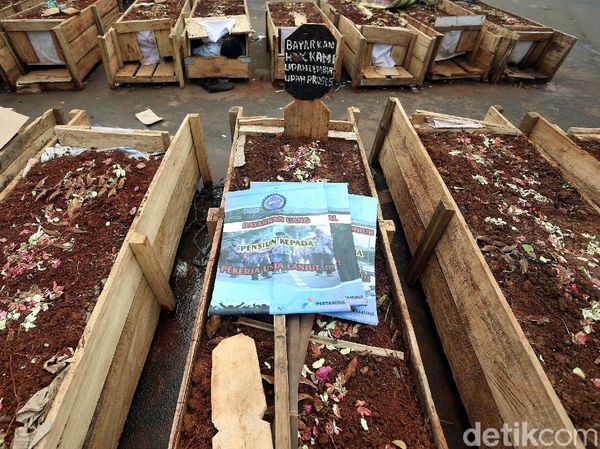 Aksi Kubur Diri Sopir Tangki Pertamina di Depan Istana