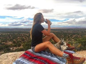 Potret Wanita Unggah Foto Travelling Telanjang Agar Mantan Pacar Cemburu