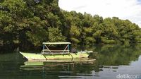 Menuju pulau ini bisa naik perahu lopi katinting (Abdy Febriady/detikTravel)