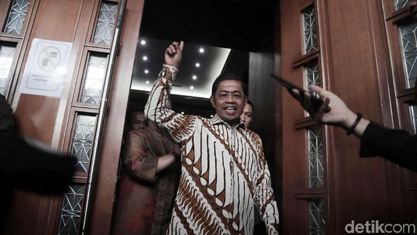 Idrus Marham Acungkan Telunjuk Usai Didakwa Terima Suap