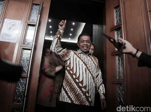 Idrus Marham Acungkan Telunjuk Usai Didakwa Terima Suap