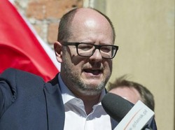 Usai Ditikam, Kondisi Wali Kota Gdansk Masih Kritis