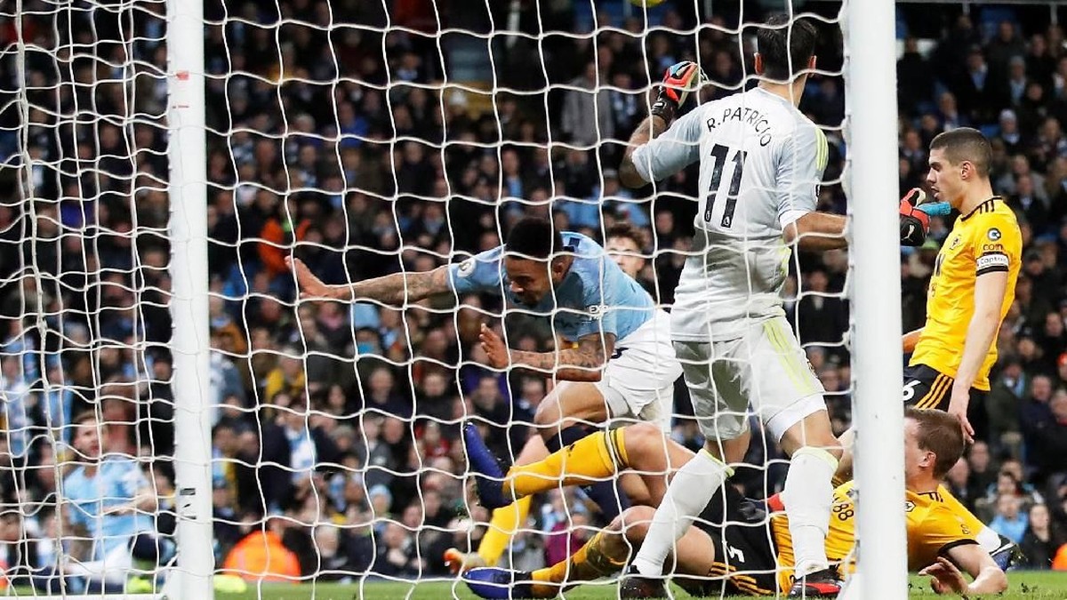 Gabriel Jesus menabrak tiang gawang kala menghadapi Wolverhampton Wanderers. (Foto: Carl Recine/Action Images via Reuters)