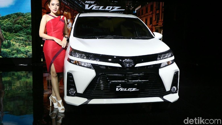 Toyota Pretty berpose dengan Veloz 2019 Foto: Agung Pambudhy