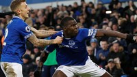 Dua bek Everton, Lucas Digne dan Kurt Zouma, berandil membawa timnya menang 1-0 atas Bournemouth. Zouma bahkan membuat gol kemenangan. (Andrew Yates/Reuters)