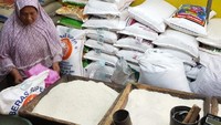 Beras Kemasan 5 Kg Langka, Warga Palembang Terpaksa Beli Eceran