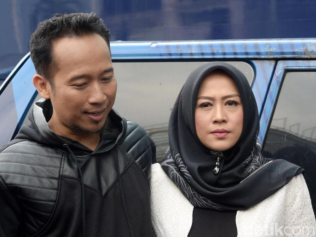 Embrio Tak Berkembang, Istri Denny Cagur Down Banget Embrio Tak Berkembang, Istri Denny Cagur Down Banget