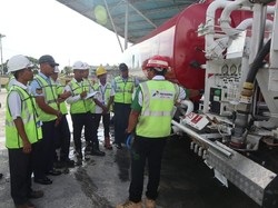 Pertamina Latih Operator Pengisi Bahan Bakar Pesawat di Papua
