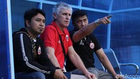 Ivan Kolev memantau latihan Persija di Lapangan Sutasoma, Halim, Jakarta.