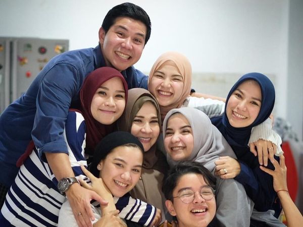 Kakak Beradik Cantik Semua, Ini Gaya Hijab Keluarga Zaskia A. Mecca