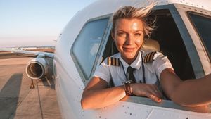 Foto: Pilot Cantik yang Jadi Selebgram karena Penampilan Seksinya