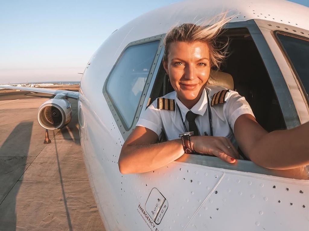 Foto: Pilot Cantik yang Jadi Selebgram karena Penampilan Seksinya