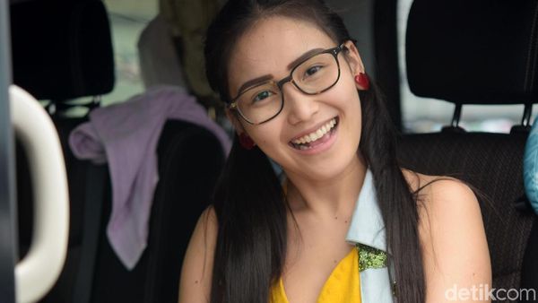 Ayu Ting Ting Bergaya Kuncir Dua dan Kacamata, Yay or Nay?