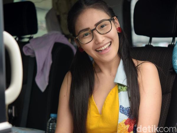 Ayu Ting Ting Bergaya Kuncir Dua dan Kacamata, Yay or Nay?
