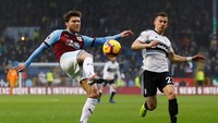 Gelandang Burnley, Jeff Hendrick, membuat dua assist yang berujung gol-gol bunuh diri pemain Fulham dan membawa timnya menang 2-1. (Jason Cairnduff/Reuters)