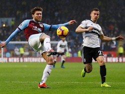 Gelandang Burnley, Jeff Hendrick, membuat dua assist yang berujung gol-gol bunuh diri pemain Fulham dan membawa timnya menang 2-1. (Jason Cairnduff/Reuters)