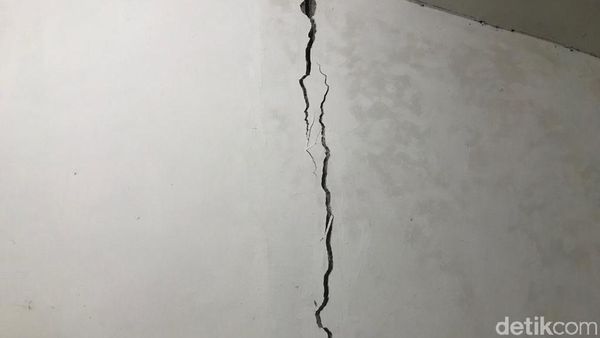 Potret Rumah-rumah Warga Retak Diduga karena Proyek Tol Serpong-Cinere