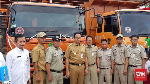 Solusi Risma Atasi Sampah Jakarta