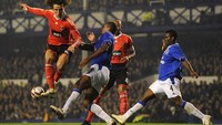 Pada 2009, David Luiz masih membela Benfica. Begini gaya bek asal Brasil itu pada 10 tahun lalu. Kini, David Luiz bermain untuk Chelsea. (Foto: Laurence Griffiths/Getty Images)
