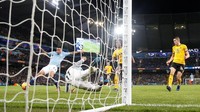 Umpan Sane berbuah gol untuk City di menit ke-10. Pria asal Jerman tersebut mengirim umpan silang mendatar yang diteruskan oleh Gabriel Jesus. (Foto: Carl Recine/Reuters)