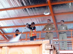 Bareng Pepen, Anies Resmikan Pencucian Truk Milik DKI di Bantargebang