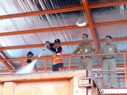 Bareng Pepen, Anies Resmikan Pencucian Truk Milik DKI di Bantargebang