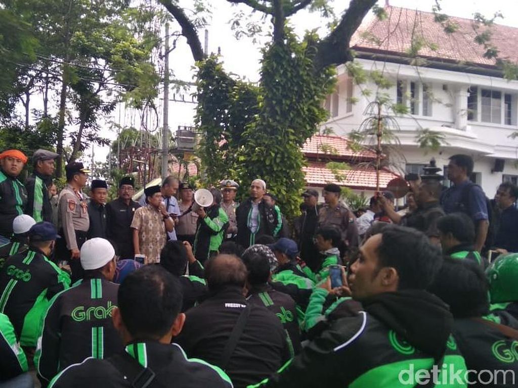 Grab di Malang Demo, Tuntut Sistem dan Bonus Berpihak ke Driver Grab di Malang Demo, Tuntut Sistem dan Bonus Berpihak ke Driver