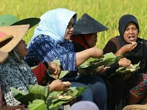 Prabowo Sebut Sragen Sulit Air, Bupatinya Bergaya Santai Saat Kulineran Prabowo Sebut Sragen Sulit Air, Bupatinya Bergaya Santai Saat Kulineran