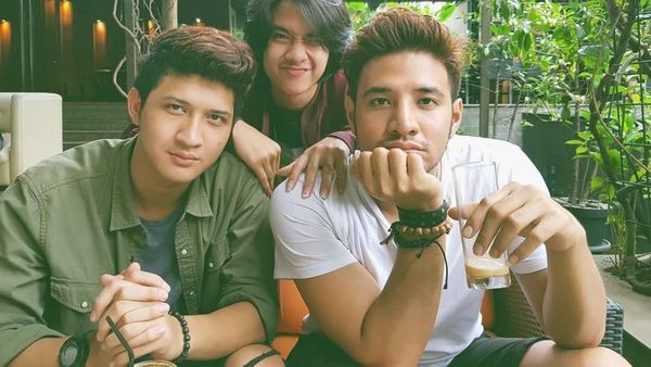 Tampannya Aditya Zoni, Adik Ammar Zoni Saat Santai sambil Ngopi